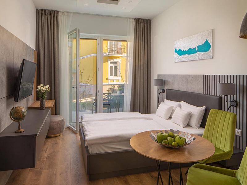 Posteľ alebo postele v izbe v ubytovaní Hotel Carbona Spa Residence Apartmanok