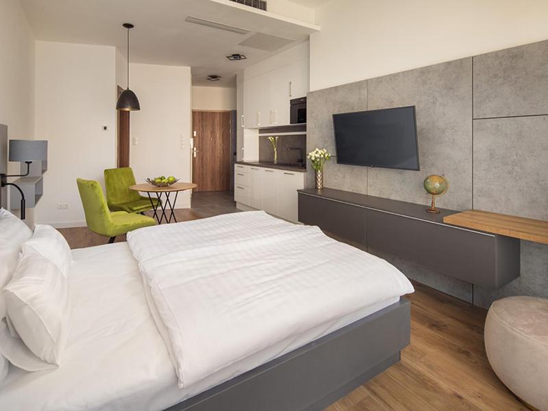 Televízia a/alebo spoločenská miestnosť v ubytovaní Hotel Carbona Spa Residence Apartmanok