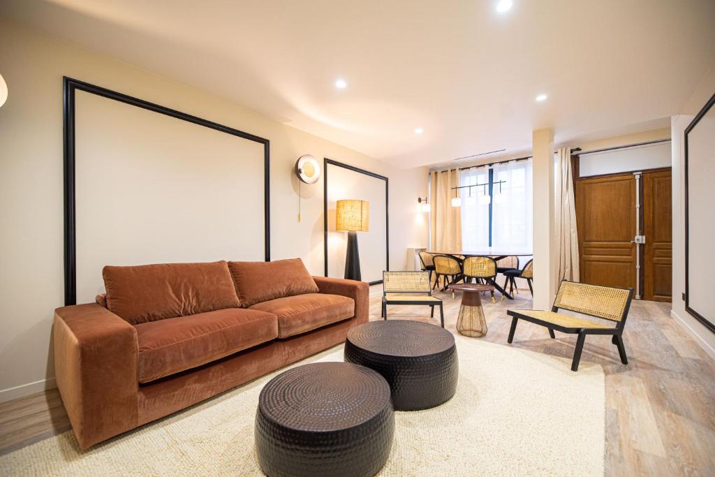 un salon avec un canapé et une table dans l'établissement MBM - Bastille Marais, à Paris