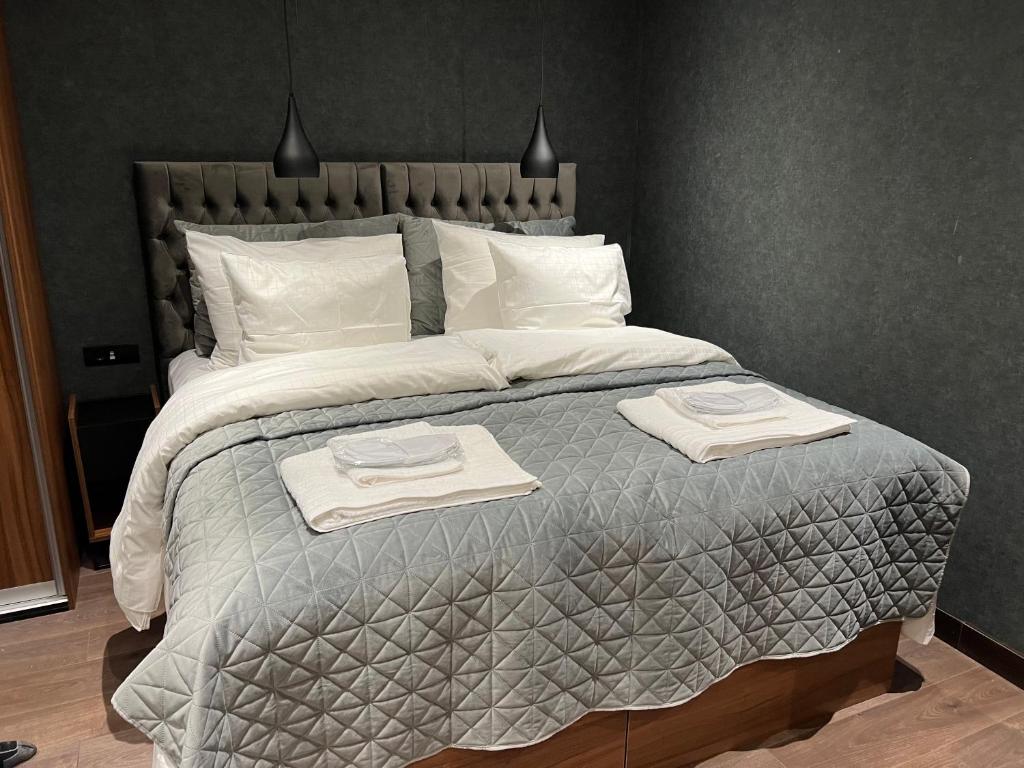 sypialnia z dużym łóżkiem z dwoma ręcznikami w obiekcie Buffalo Hotell w mieście Skutskär