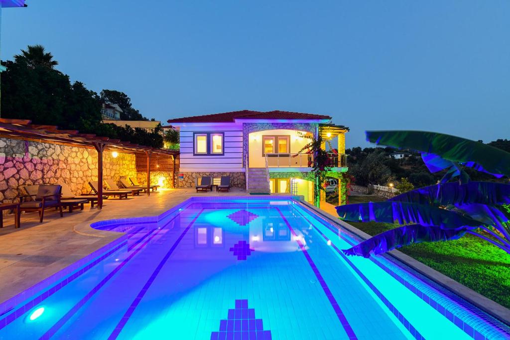 una piscina frente a una casa en Villa Moonlight, en Karadere