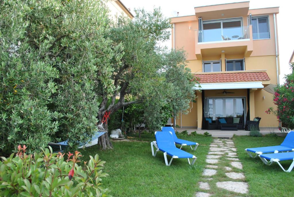 Vonkajšia záhrada v ubytovaní Direct Seafront Villa