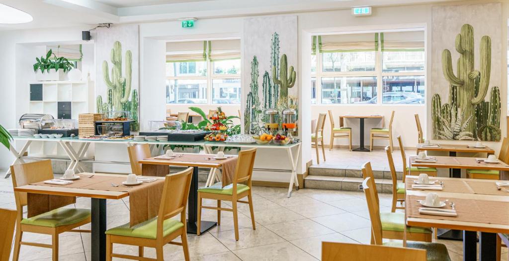 Reštaurácia alebo iné gastronomické zariadenie v ubytovaní Hotel Lampara