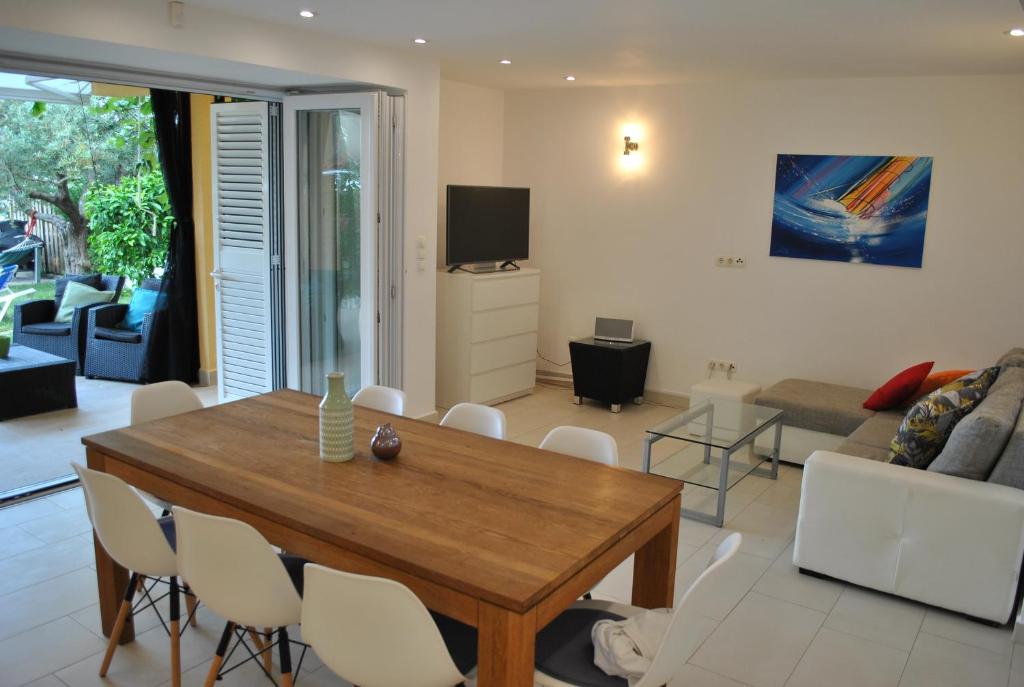 Televízia a/alebo spoločenská miestnosť v ubytovaní Direct Seafront Villa
