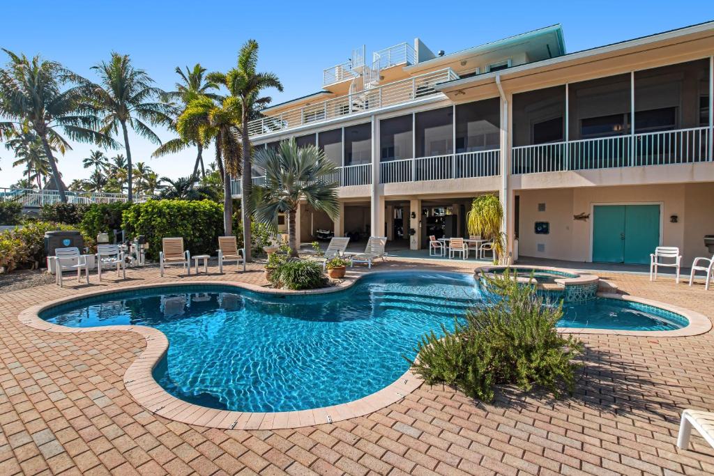 einem Pool vor einem Gebäude in der Unterkunft Waterfront Wonder in Islamorada