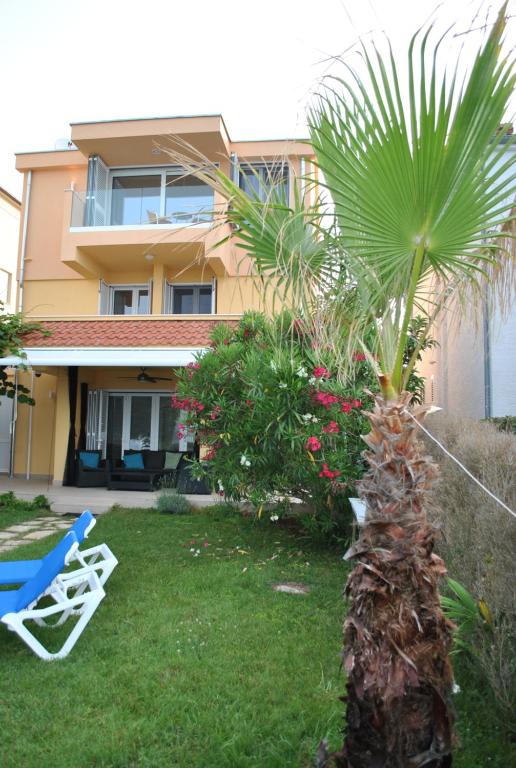 Vonkajšia záhrada v ubytovaní Direct Seafront Villa