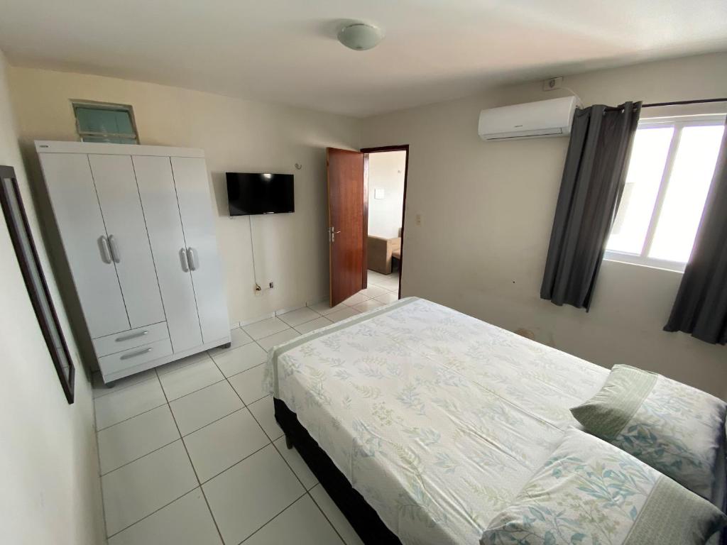 Un pat sau paturi într-o cameră la Apartamento super confortável e bem localizado.