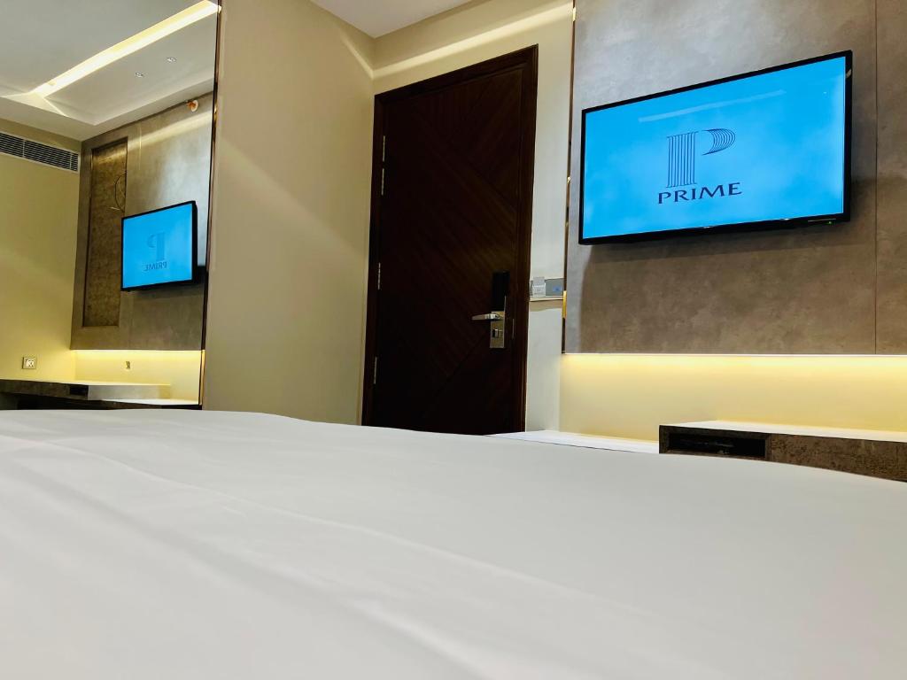 Televisor o centre d'entreteniment de The Prime Delhi - An Award Winning Hotel 2025 Traveller's Choice