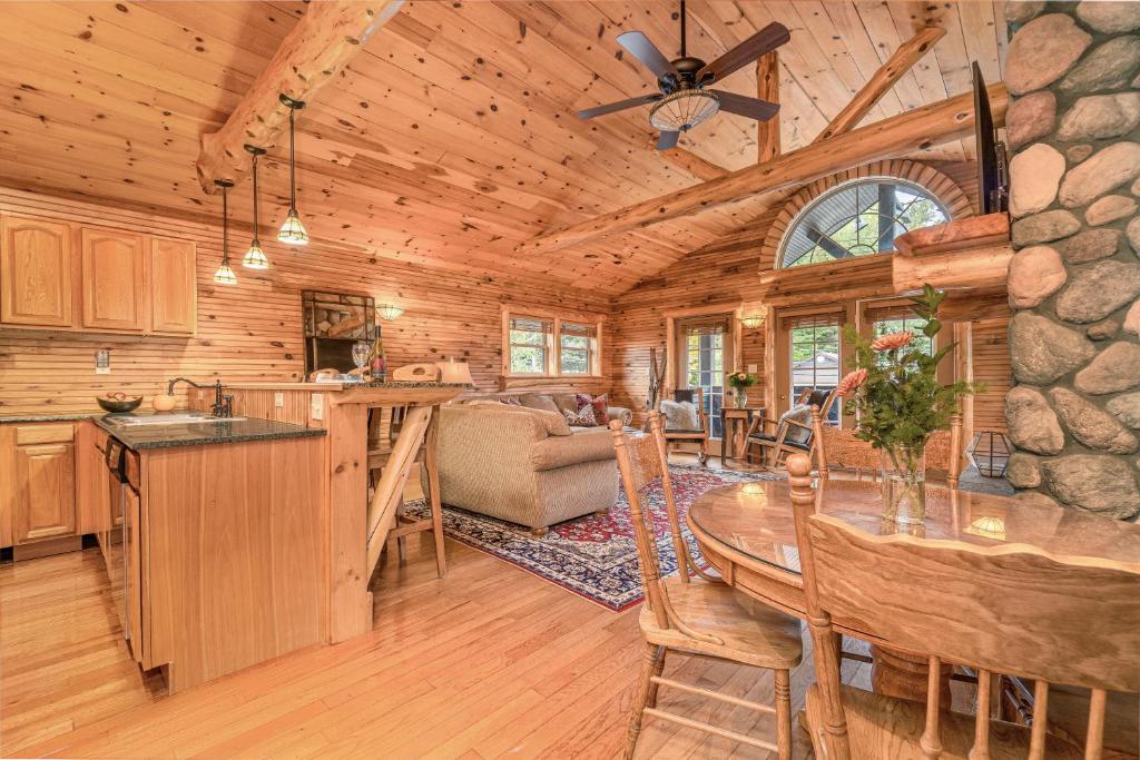 uma sala de jantar e cozinha num chalé de madeira em The Alpine Lodge em North Creek