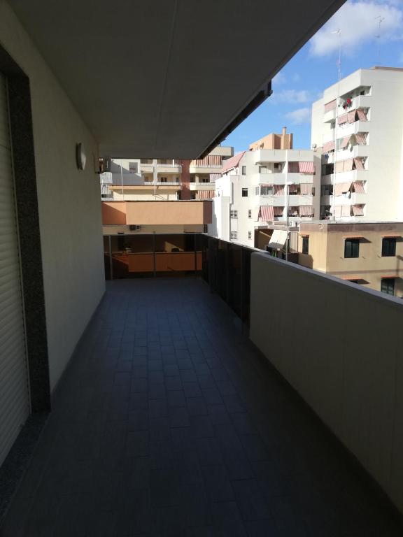 widok na balkon budynku z budynkami w obiekcie Levante waterfront w mieście Bari