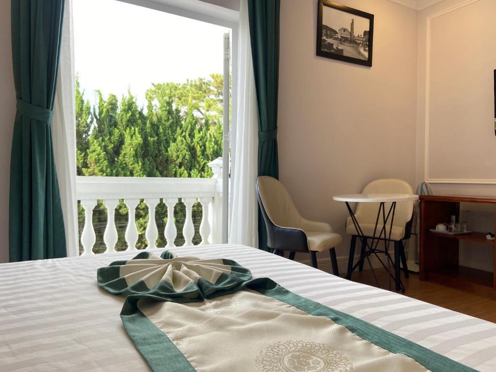 Postel nebo postele na pokoji v ubytování Peach Valley Hotel Dalat