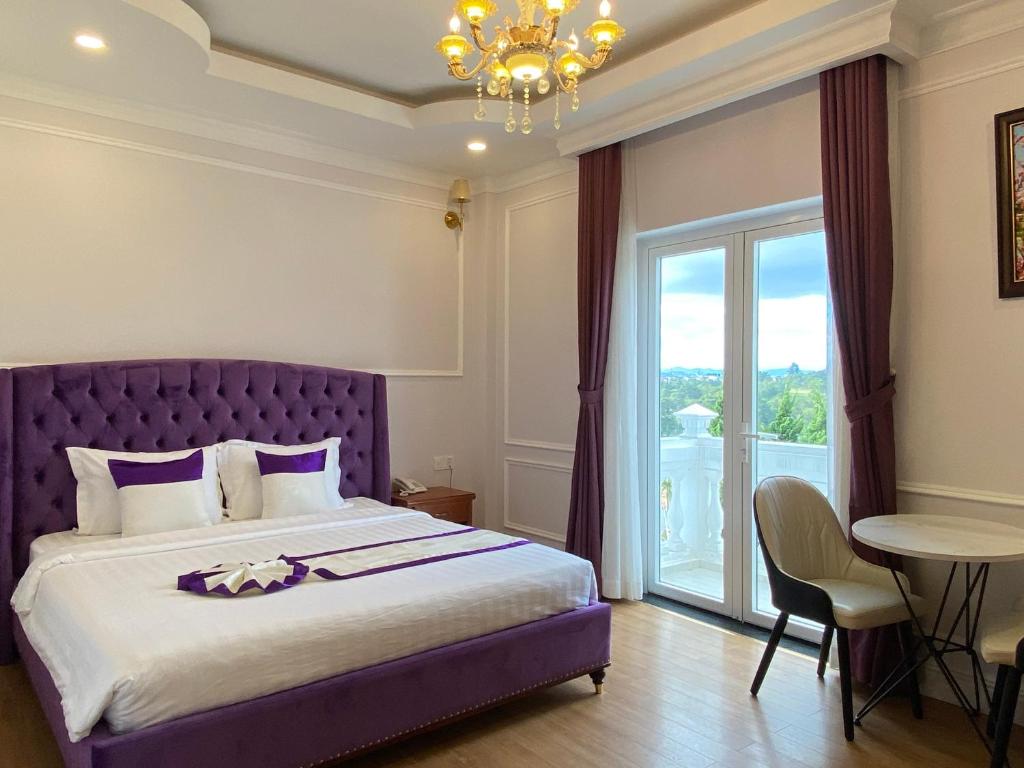Postel nebo postele na pokoji v ubytování Peach Valley Hotel Dalat