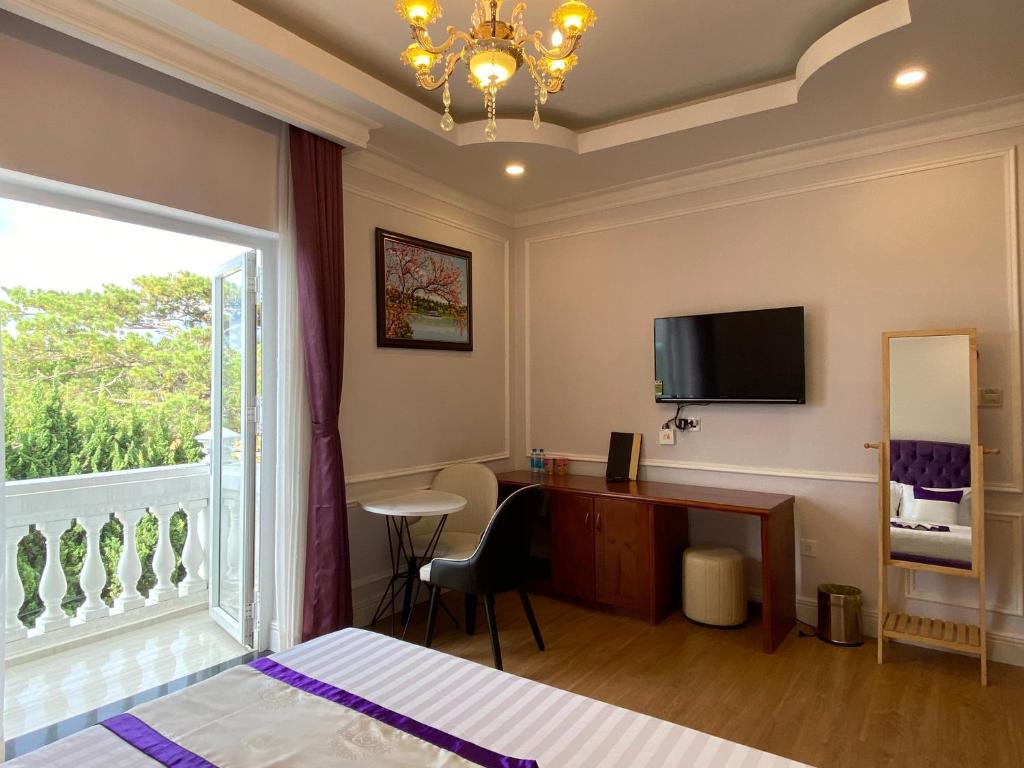 TV a/nebo společenská místnost v ubytování Peach Valley Hotel Dalat