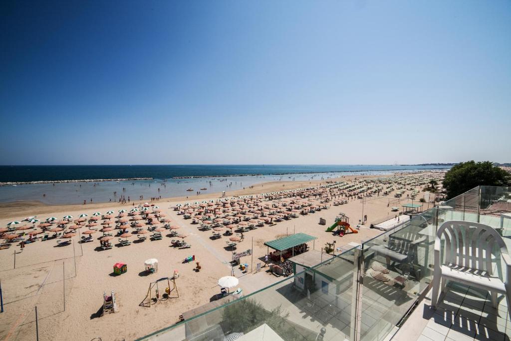 plaża z mnóstwem ludzi w obiekcie Riviera Mare Beach Life Hotel w Rimini