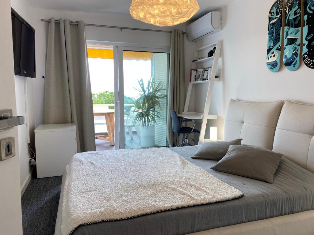 - une chambre avec un grand lit et un balcon dans l'établissement Albufeira Beach Apartment, à Guia