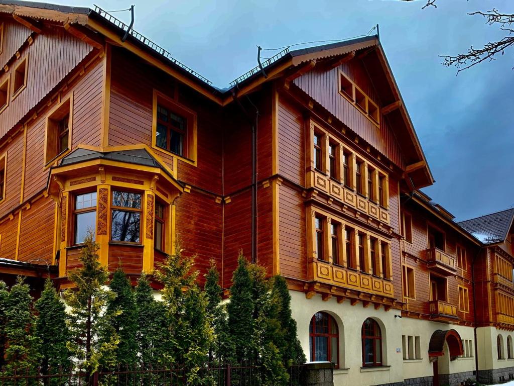 uma grande casa de madeira com muitas janelas em Apartamenty 4 i 45 w Willi Józefina em Szklarska Poręba