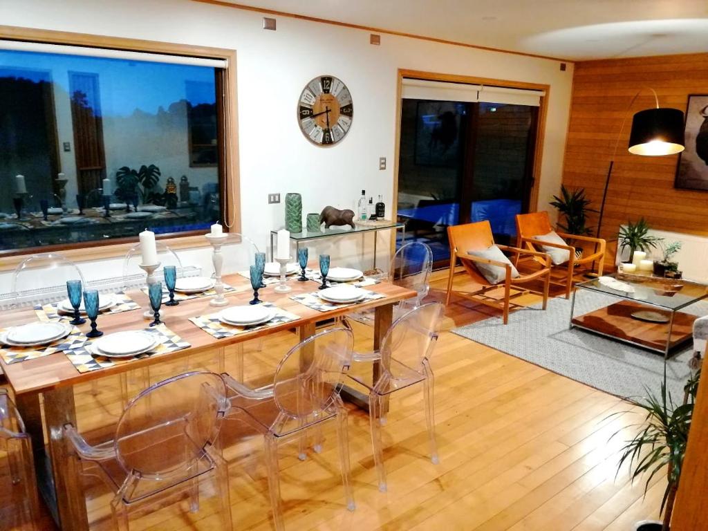 a dining room with a table and chairs at Cabañas Arrayanes de Huillinco en Chiloé in Chonchi