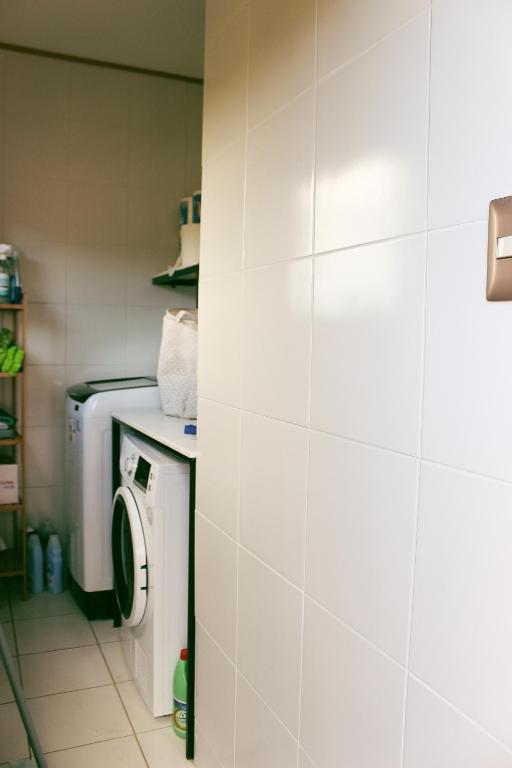 a laundry room with a washer and dryer at Cabañas Arrayanes de Huillinco en Chiloé in Chonchi