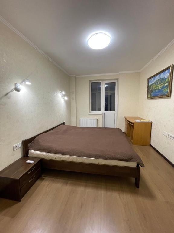 um quarto com uma cama grande num quarto em View Apartments, 22 floor with 2 rooms em Kiev