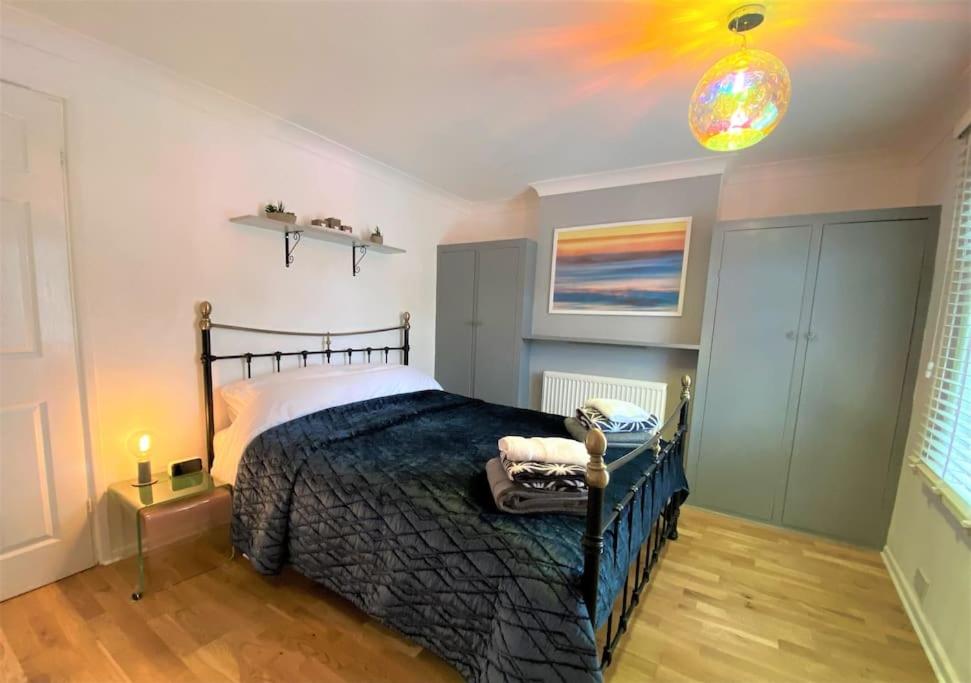 1 dormitorio con 1 cama y una pintura en el techo en Gulliver's Cottage in Frinton-On-Sea, en Frinton-on-Sea