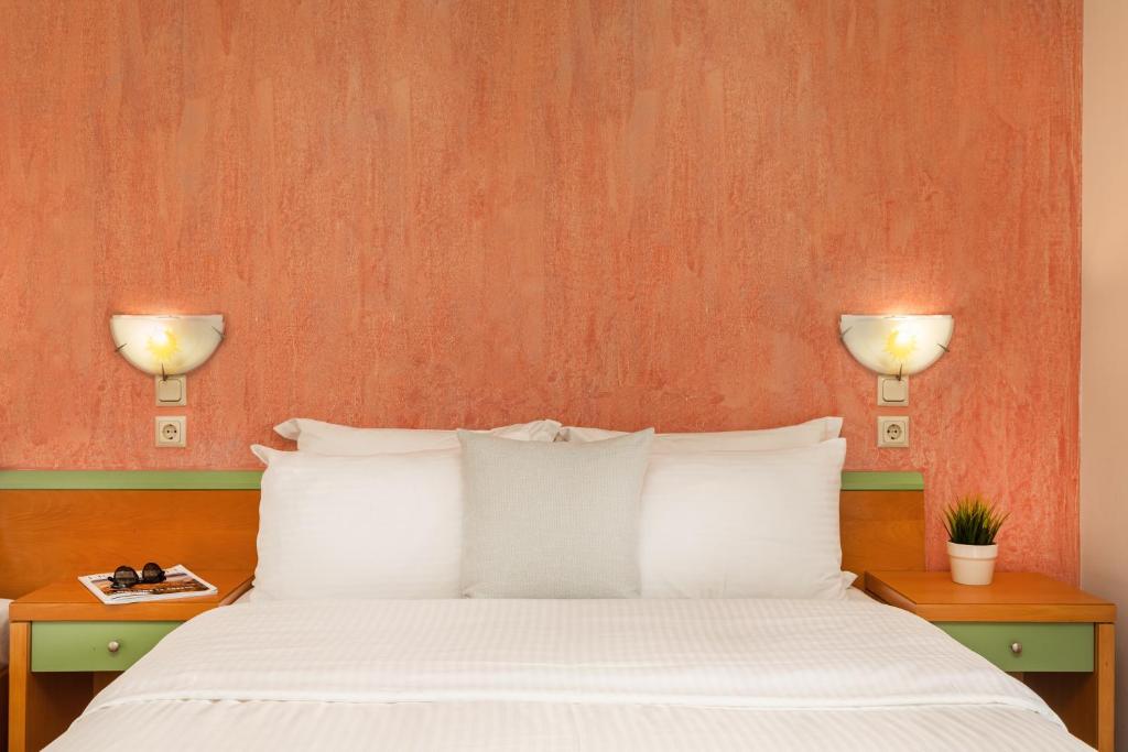 Postel nebo postele na pokoji v ubytování Dias Hotel Platamon