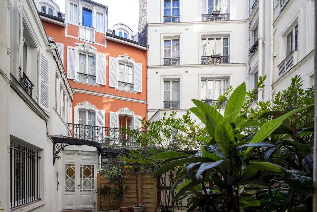 um beco numa cidade com edifícios altos em Yuna Blanche - Serviced Apartments em Paris