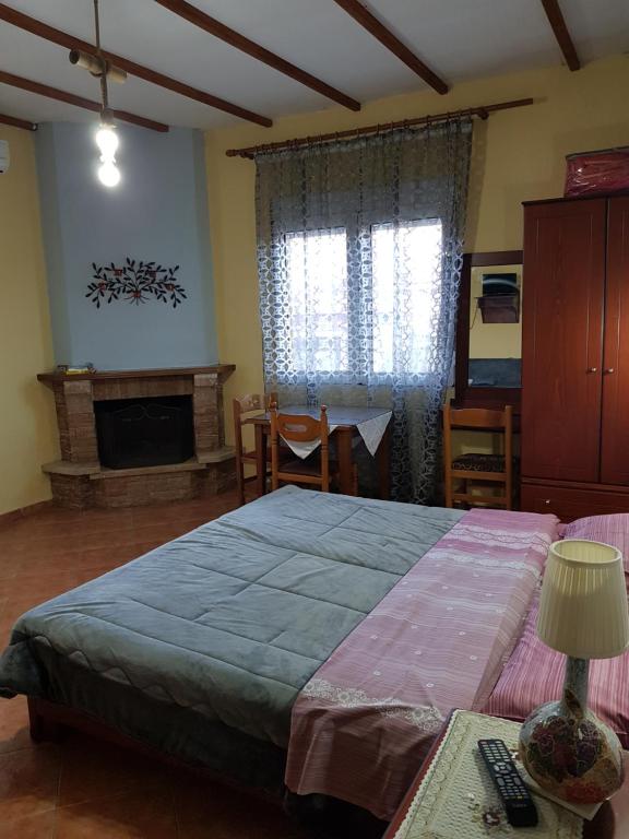 Postel nebo postele na pokoji v ubytování Alexandros Guesthouse