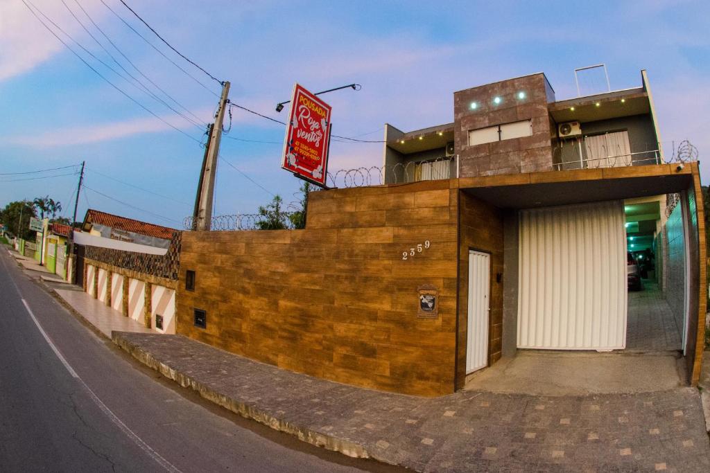 un edificio al lado de una calle en Pousada Rosa dos Ventos, en Penha