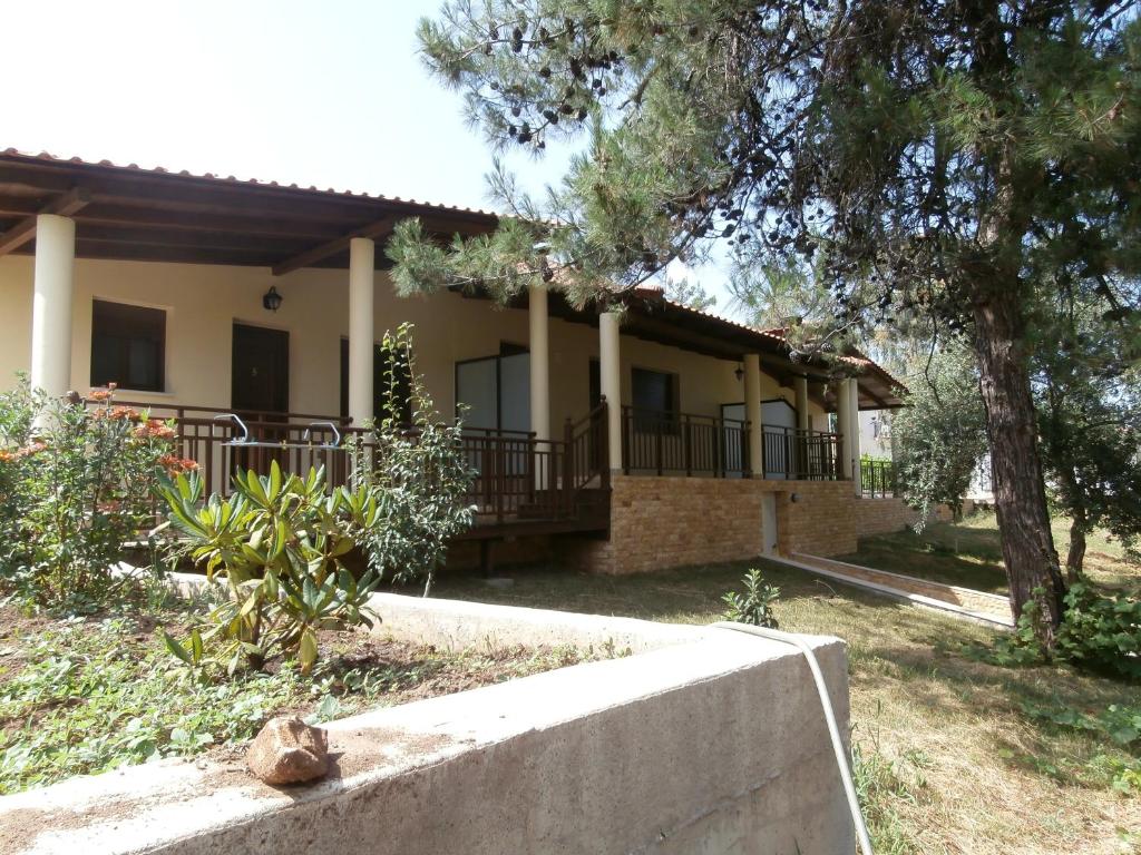 a house with a fence in front of it at Villa Barouti in Kinira