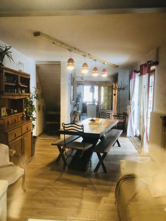 - une salle à manger avec une table en bois dans l'établissement la ferme de manu, à Saulxures