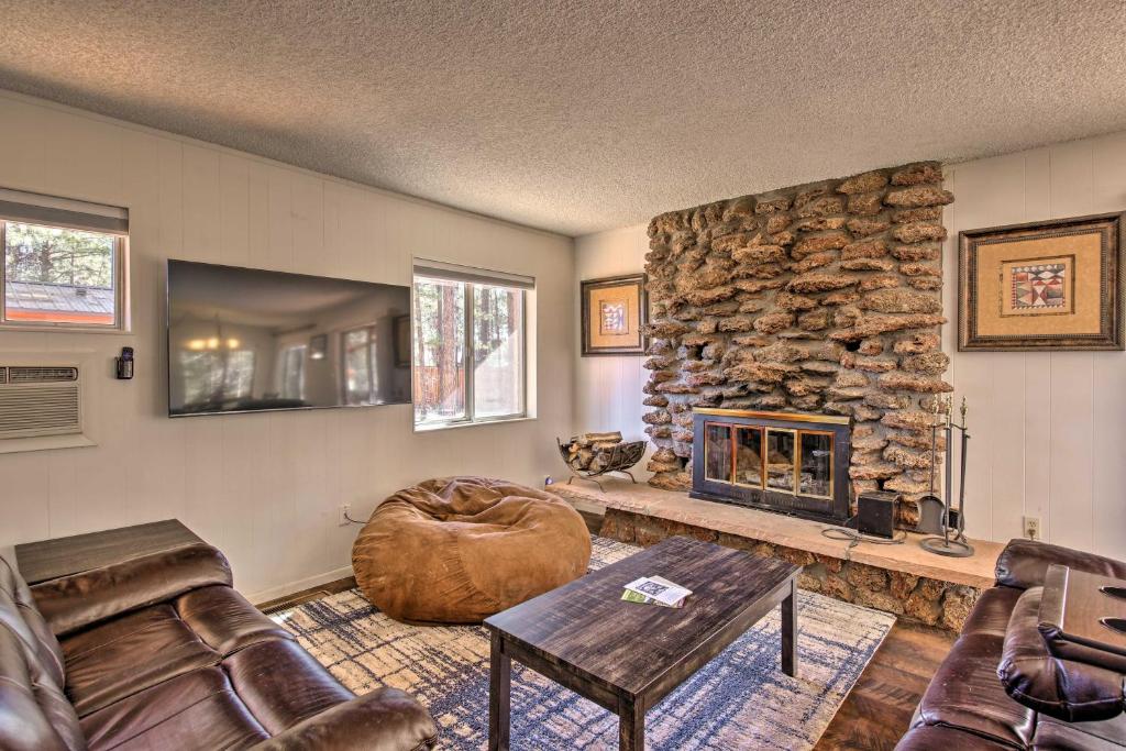 Χώρος καθιστικού στο Hot Tub Hideaway in Pinetop Bring Your Pet!