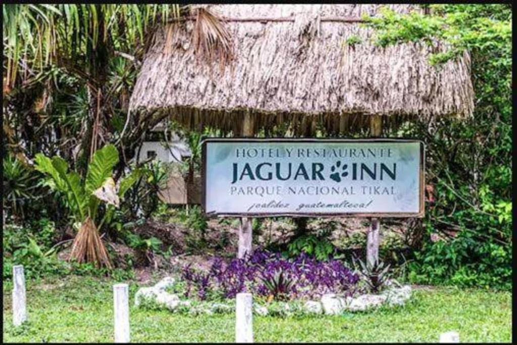 un cartello di fronte a un resort con un cartello di Hotel Jaguar Inn Tikal a Tikal