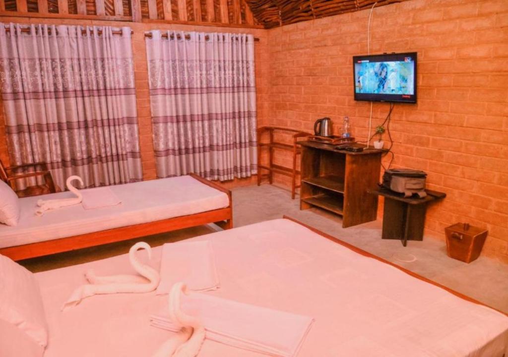 Een bed of bedden in een kamer bij Cinnamon Village Sinharaja