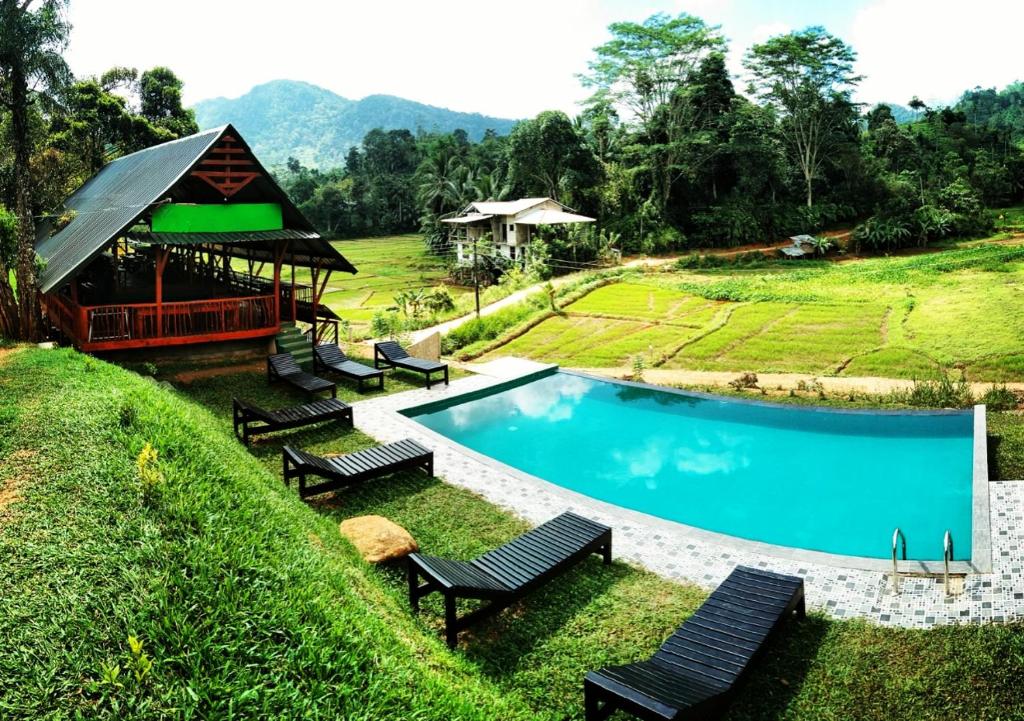 Het zwembad bij of vlak bij Cinnamon Village Sinharaja