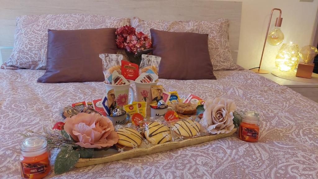 een dienblad met eten op een bed bij Sweet Home in Lido di Ostia