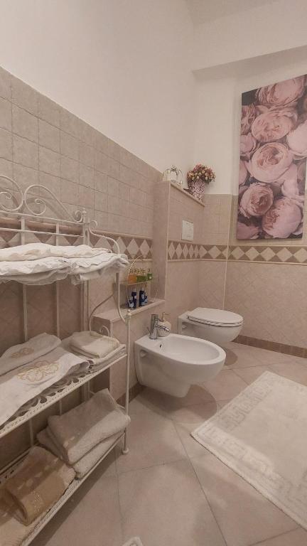 łazienka z 2 łóżkami piętrowymi i toaletą w obiekcie Sweet Home w mieście Lido di Ostia