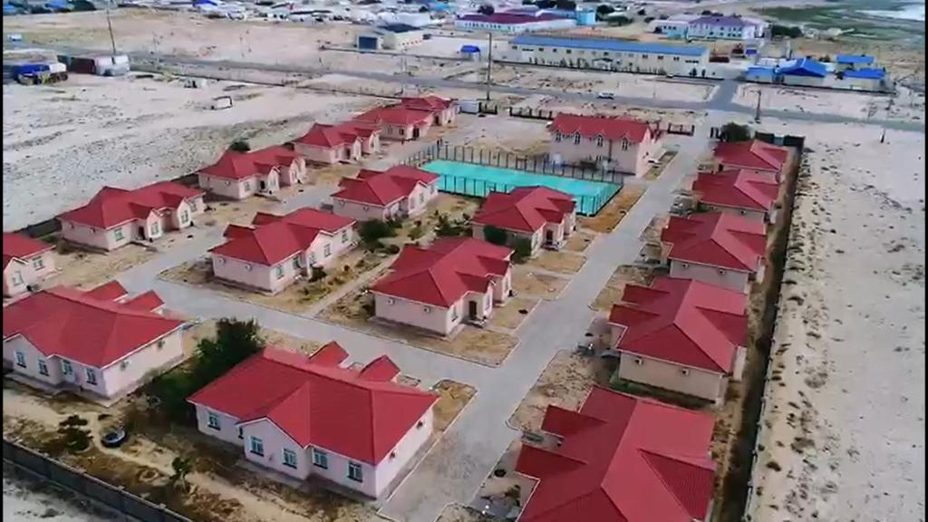 una vista aérea de un grupo de casas con techos rojos en SULO Bautino Hotel en Bautino