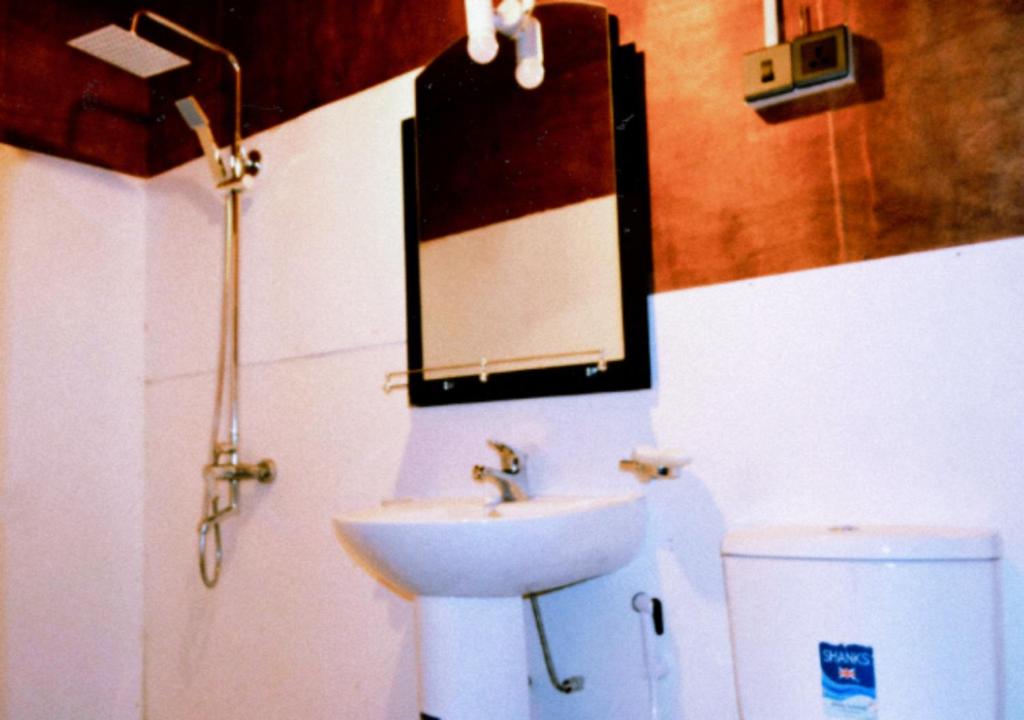 Een badkamer bij Cinnamon Village Sinharaja
