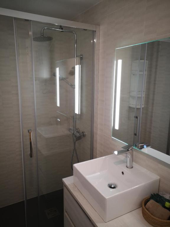 Kúpeľňa v ubytovaní Apartamentos Hawaii - Parking y 50 mt del Arenal
