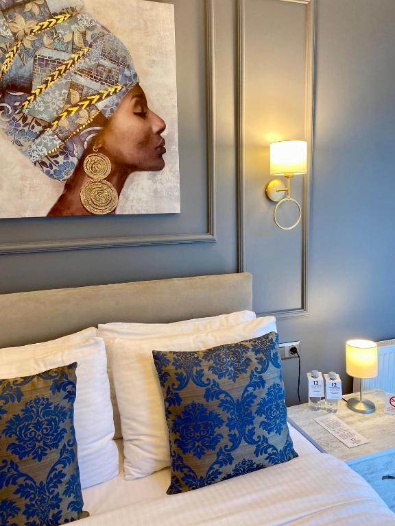 A bed or beds in a room at 12 rooms hotel