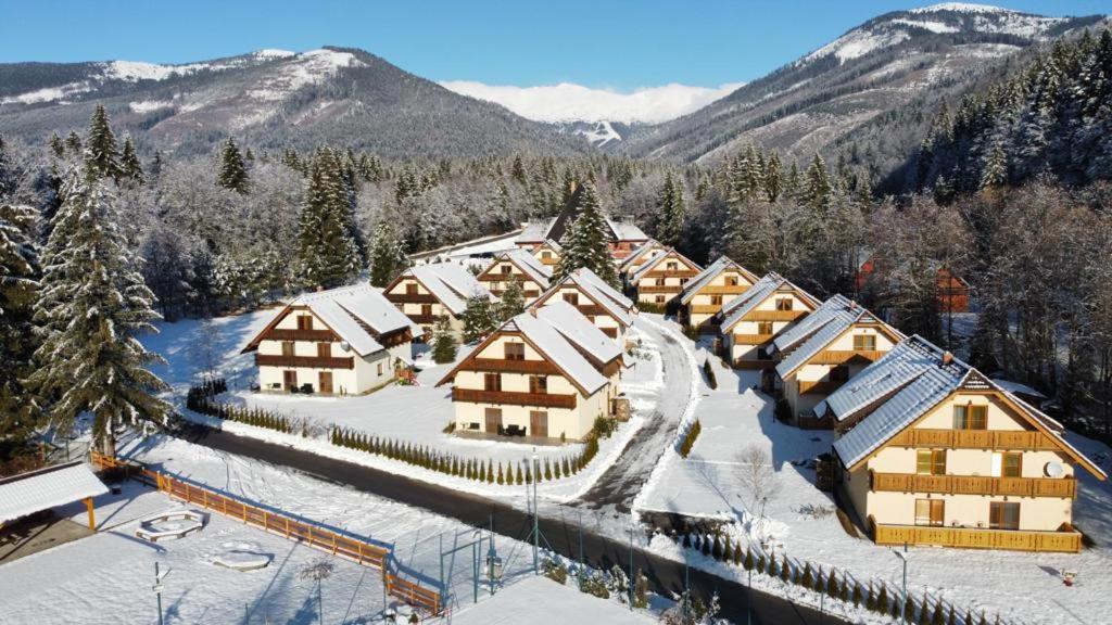 Nespecifikovaný výhled na hory nebo výhled na hory při pohledu z rezortu