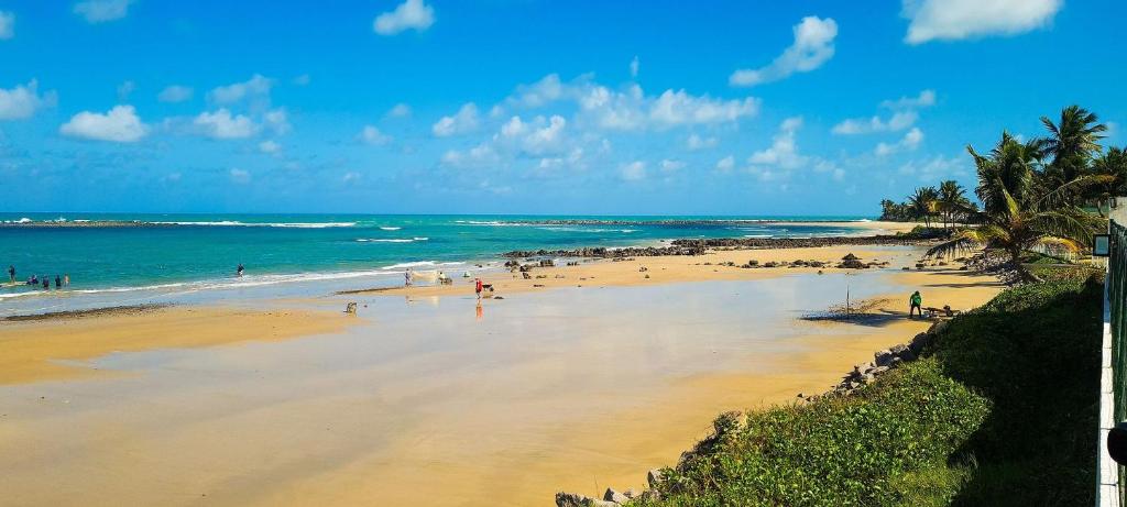 ピランジ・ド・スーにあるQavi - Flat em Resort Beira Mar na Praia de Búzios #Corais303の人々と海の群れを持つ海岸