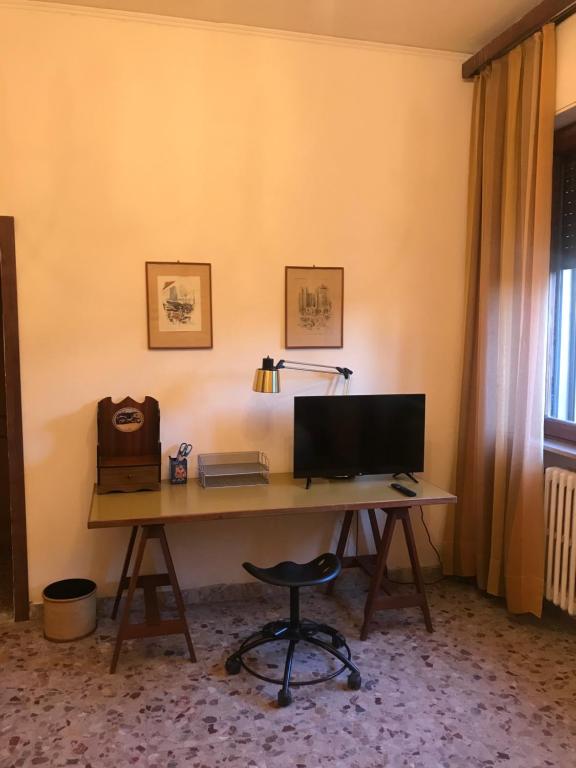 Televízia a/alebo spoločenská miestnosť v ubytovaní Casetta dei fiori