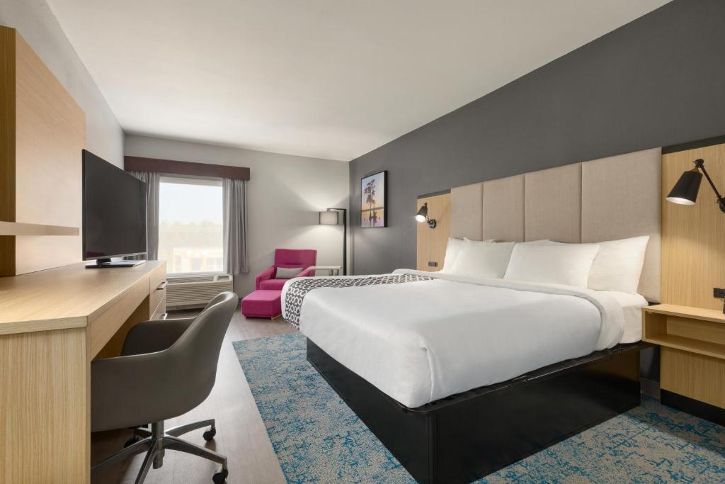 La Quinta Inn & Suites by Wyndham Selma/Smithfield I-95 photo