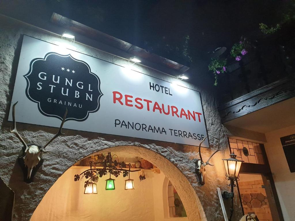 znak restauracji na boku budynku w obiekcie Gungl Stubn w mieście Grainau