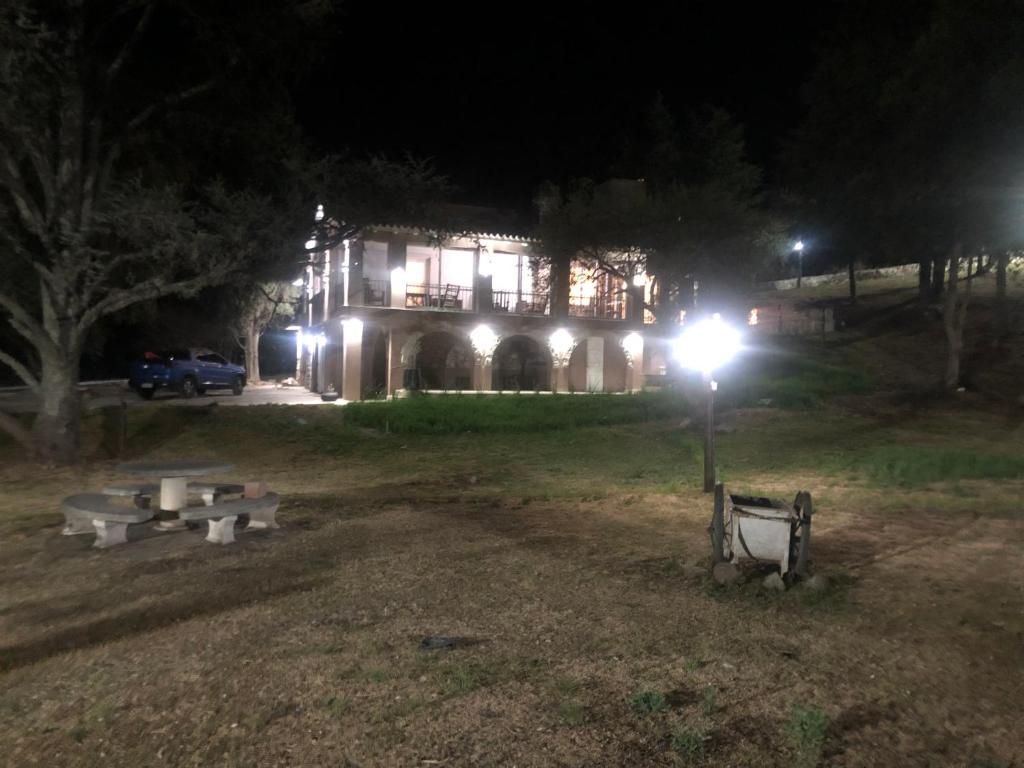 ein Gebäude mit Lichtern in der Nacht davor in der Unterkunft El Descanso in Villa Giardino