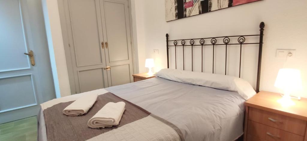 1 dormitorio con 1 cama con 2 toallas en Apartamento En Centro Historico, en Granada