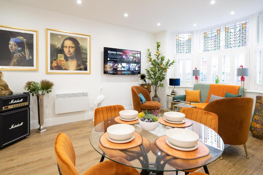 een woonkamer met een glazen tafel en stoelen bij The House Of Selfies in Royal Tunbridge Wells