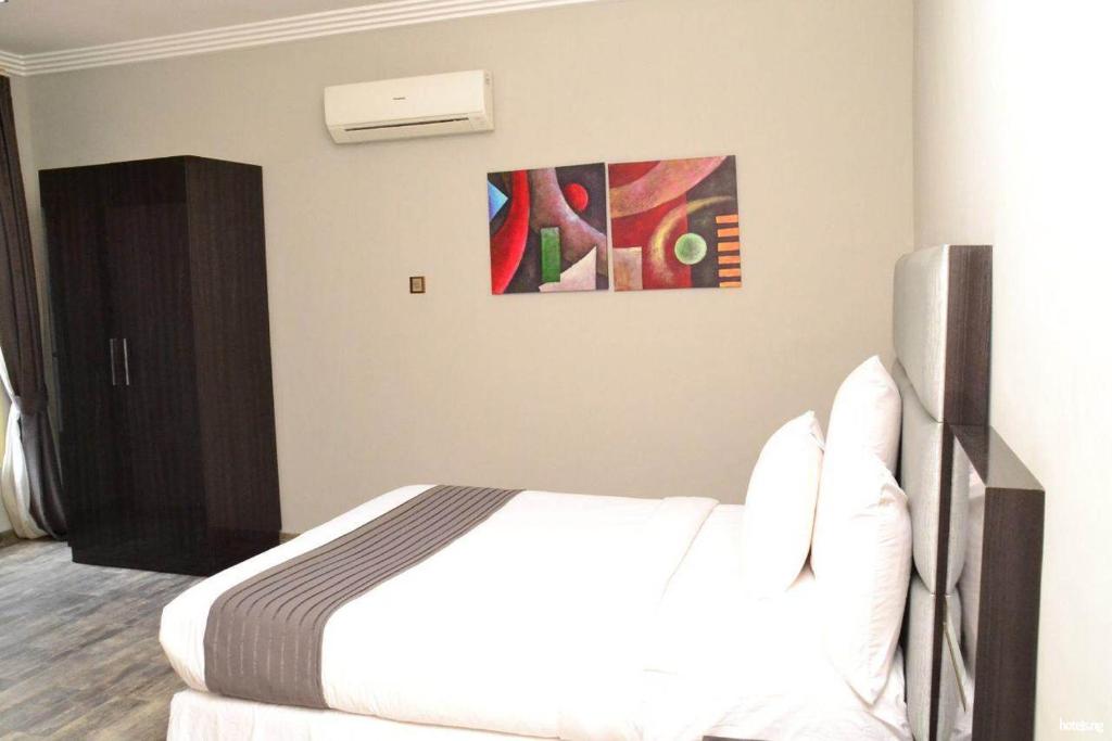 Postel nebo postele na pokoji v ubytování Ellyxville Hotel