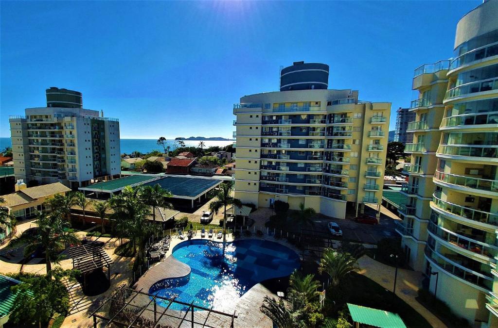 una vista de dos edificios altos y una piscina en Nautilus Apartment Vista Mar, en Penha